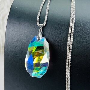 Gorgeous, large prism, reflective pendant with lightweight, Silvertone chain